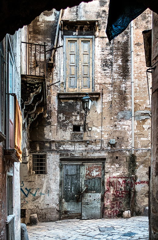Alleys of Taranto:   The Alley