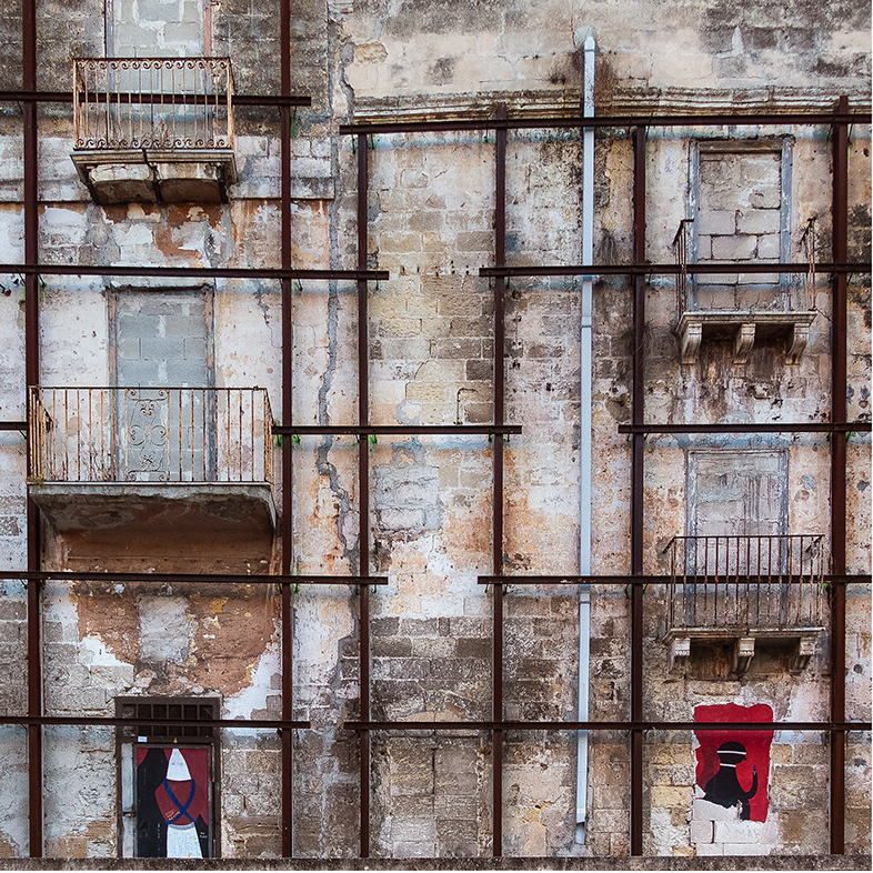 Alleys of Taranto:   The Wall